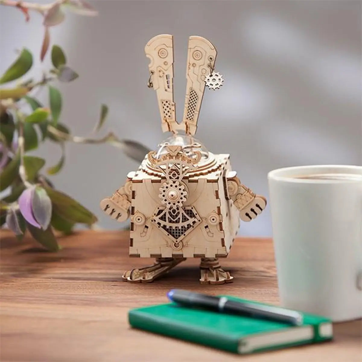 Un modèle de robot lapin en bois de style steampunk.