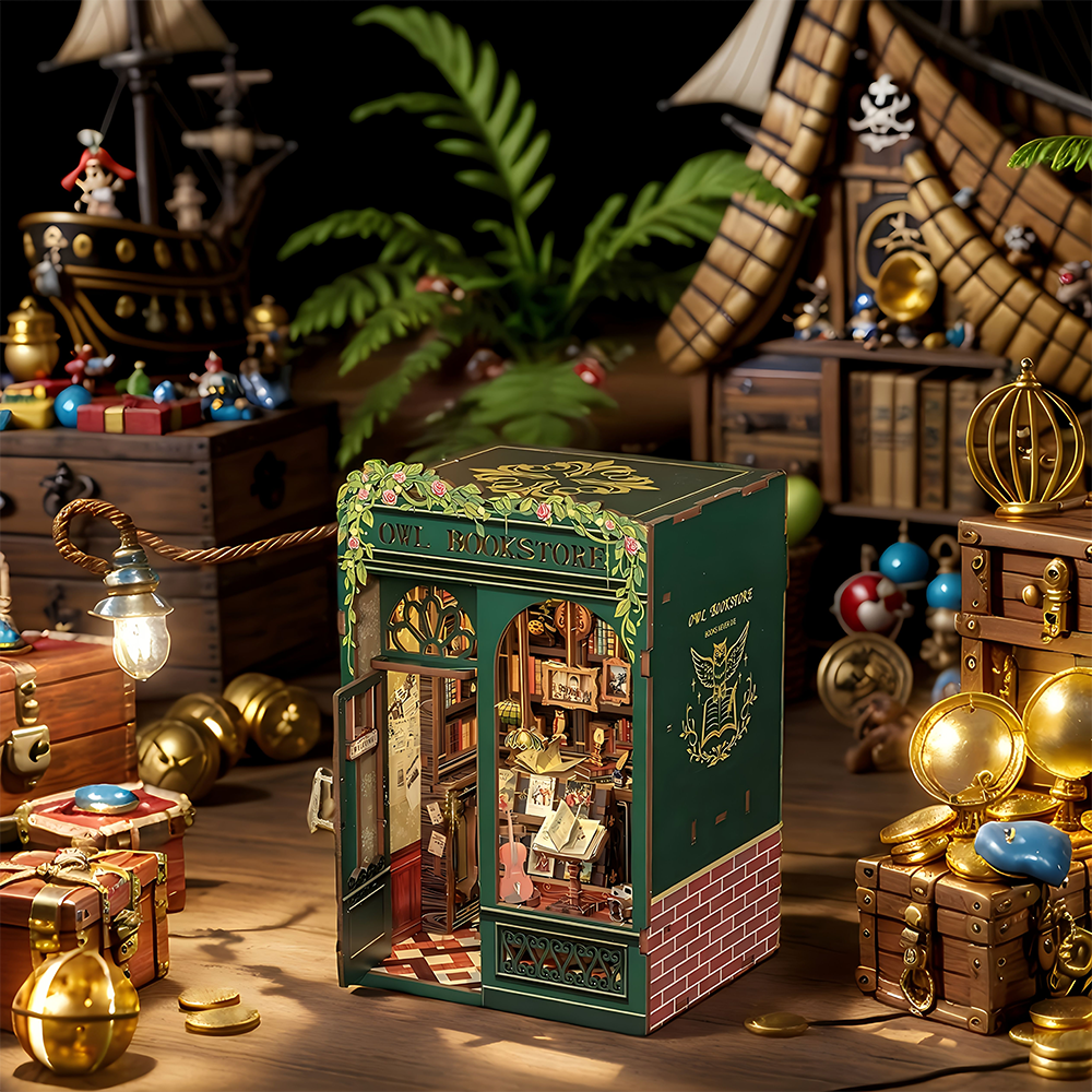 Un diorama miniature de librairie verte avec une porte ouverte, aux détails complexes.