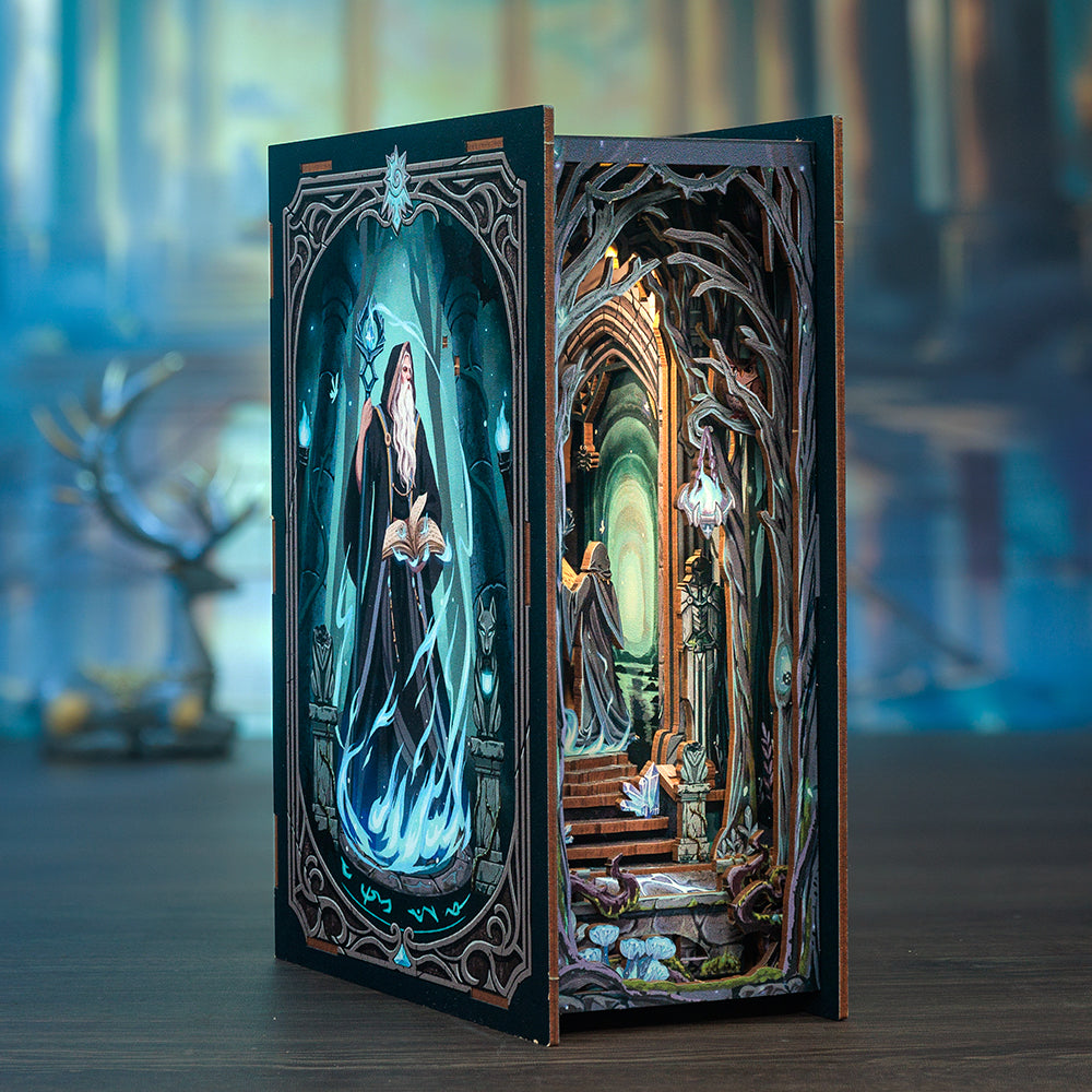 Un coin livre illuminé avec une illustration de sorcier sur la couverture et une scène fantastique miniature détaillée à l’intérieur.