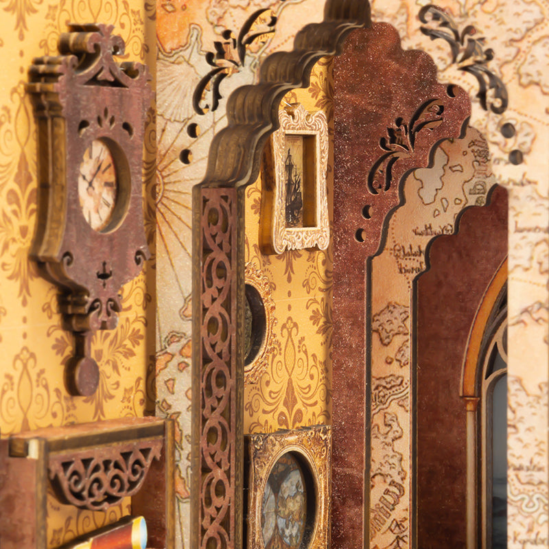 Décoration murale en bois orné, à plusieurs niveaux, avec des détails sculptés, un cadran d’horloge et des images miniatures encadrées, présentant un mélange de textures à motifs et de textures cartographiques.