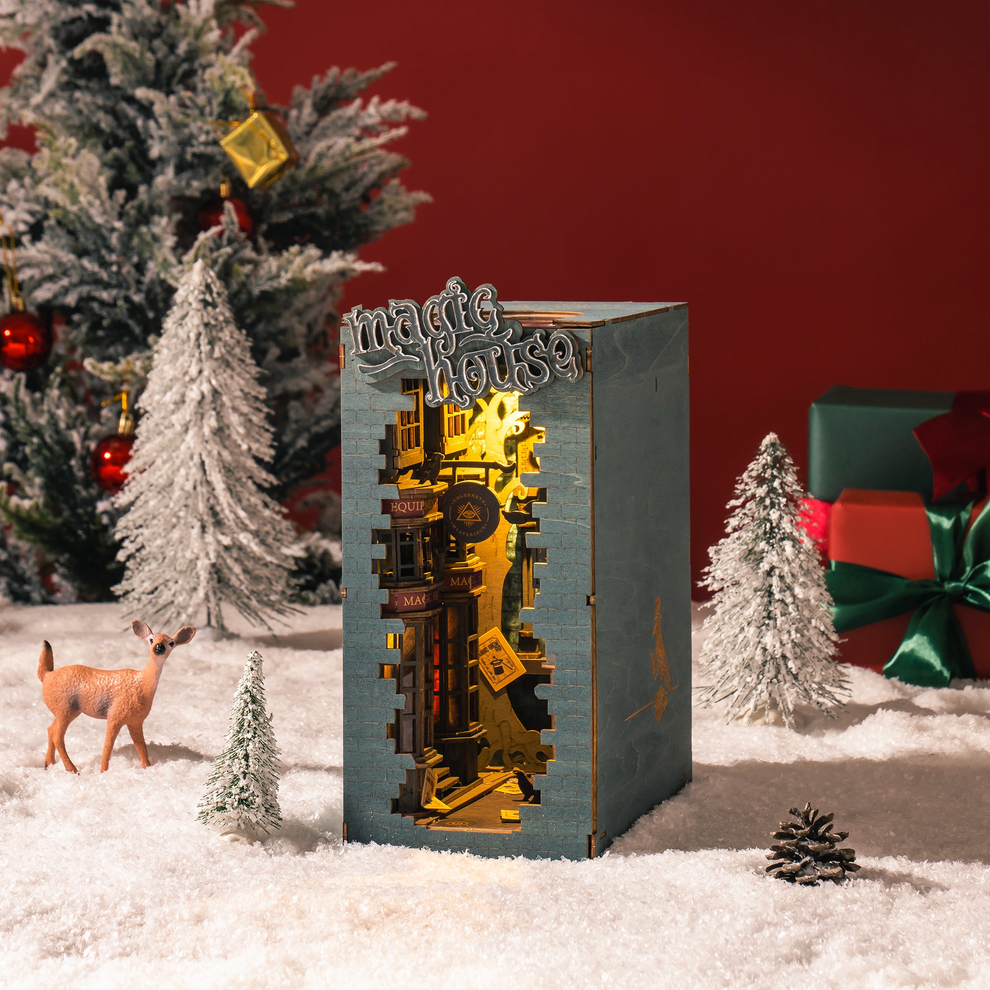 Un coin livre en bois illuminé avec des découpes complexes.