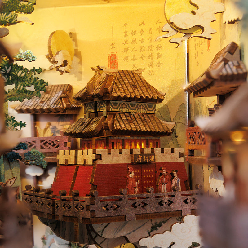 Diorama en bois complexe d’une porte de ville traditionnelle d’Asie de l’Est et de ses bâtiments.