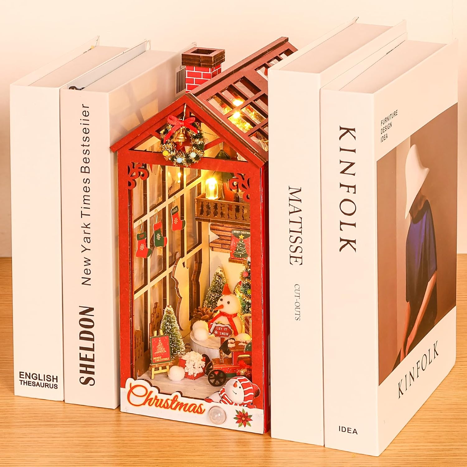 Bibliothèque en bois sur le thème de Noël avec des décorations et des lumières miniatures.