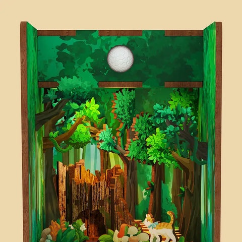 Diorama représentant une scène de forêt d’un vert éclatant avec un chat et une boule blanche flottante.