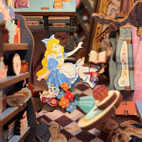 Un encart pour livre miniature sur le thème d’Alice au pays des merveilles.