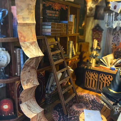 Une chambre miniature confortable et encombrée avec des étagères, une échelle roulante et un chapeau de sorcier.