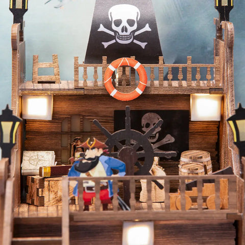 Un diorama de bateau pirate en bois avec des lumières et des figurines.