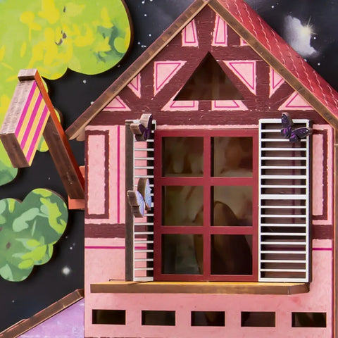 Une maison rose avec des volets ouverts et des papillons décoratifs.