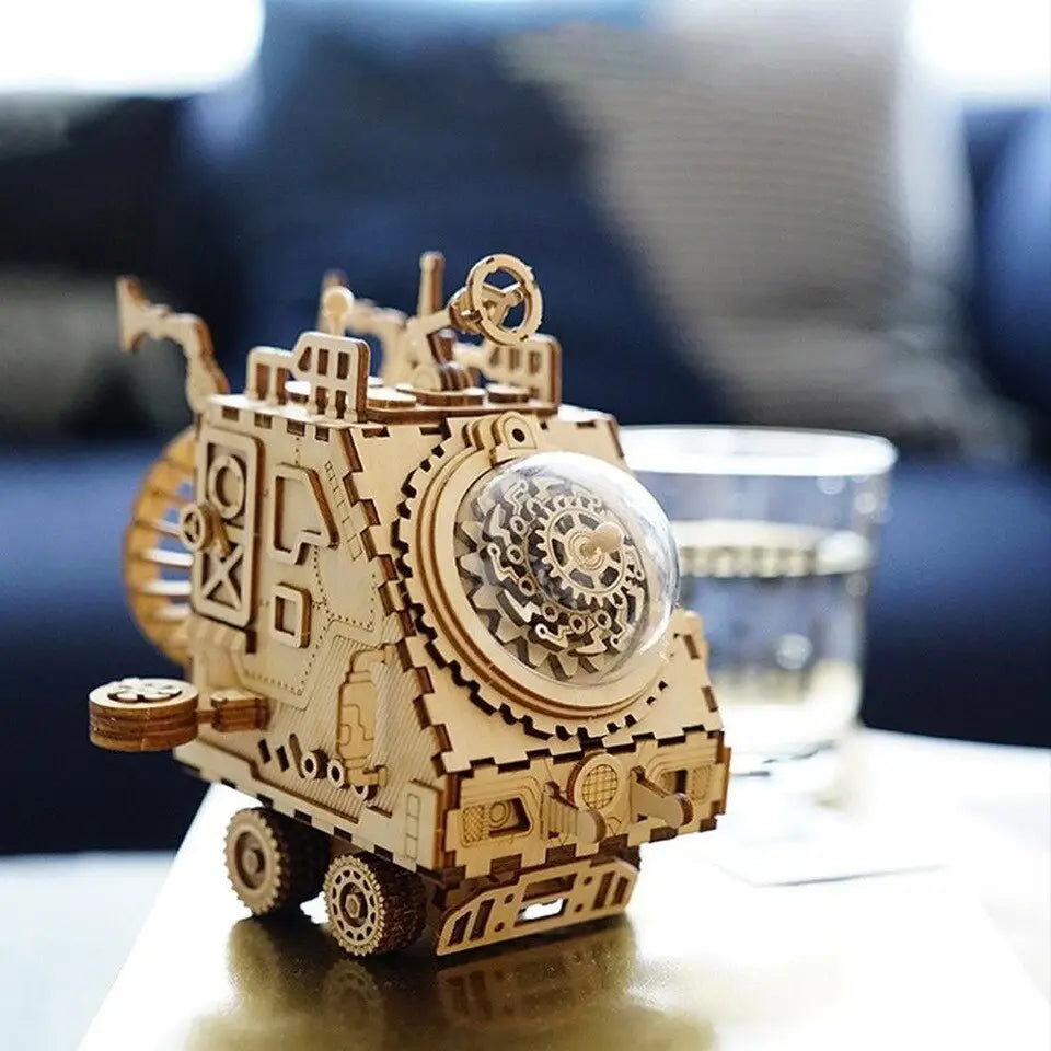 Un modèle mécanique automoteur en bois de style steampunk avec des engrenages visibles.