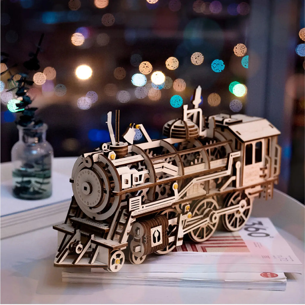 Puzzle en bois en forme de train miniature, au design complexe.