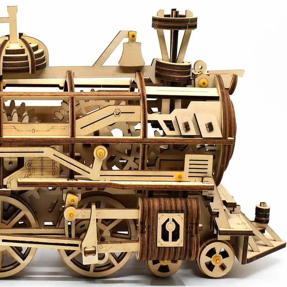 Un modèle de train en bois complexe avec des mécanismes d’engrenage internes visibles.