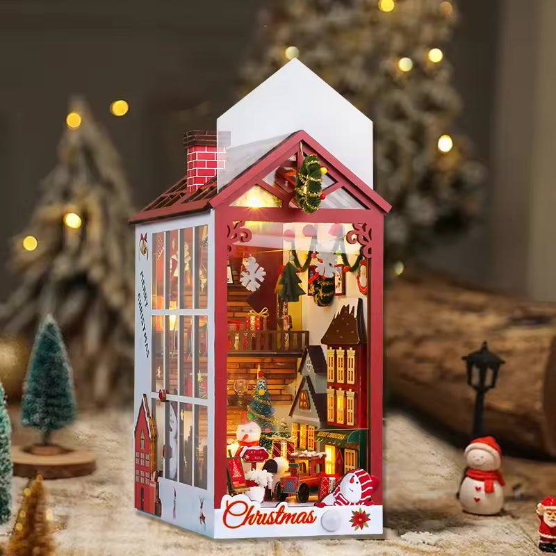 Maison de poupée miniature illuminée sur le thème de Noël, avec des décorations festives complexes.