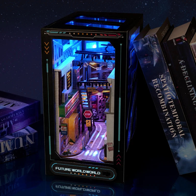 Un coin livre bricolé avec une scène de rue cyberpunk miniature et un éclairage LED.