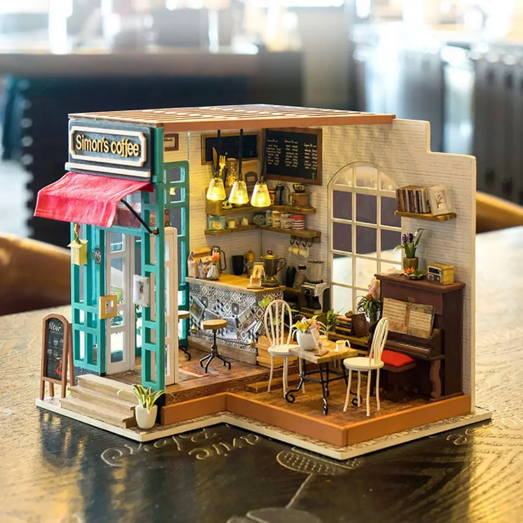 Café miniature pour maison de poupée avec intérieur et extérieur détaillés.