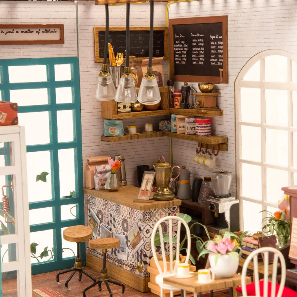 Intérieur d’un café de maison de poupée miniature