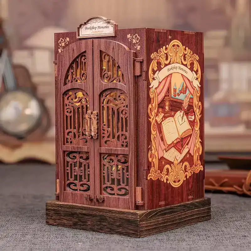 Un livre miniature en bois orné avec une façade à double porte et un panneau latéral illustré.