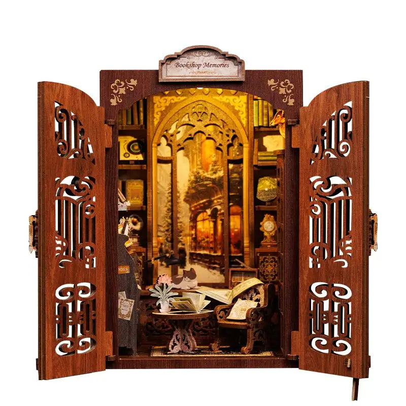Présentoir de librairie miniature en bois avec portes ouvertes, présentant une scène d’intérieur confortable.