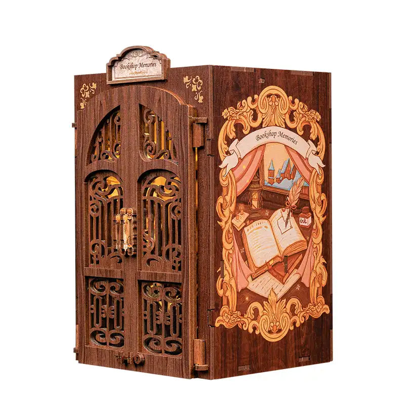 Un coin livre décoratif en bois avec une porte complexe et une illustration détaillée d’un bureau confortable.