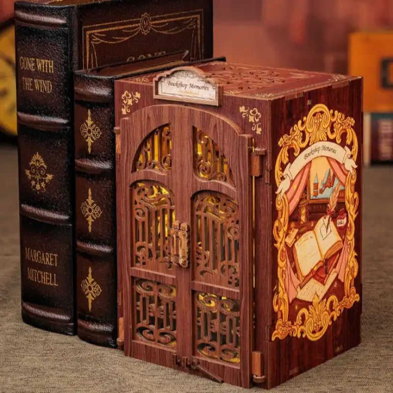 Un coin livre en bois éclairé, conçu comme une librairie miniature, flanqué de deux faux livres.