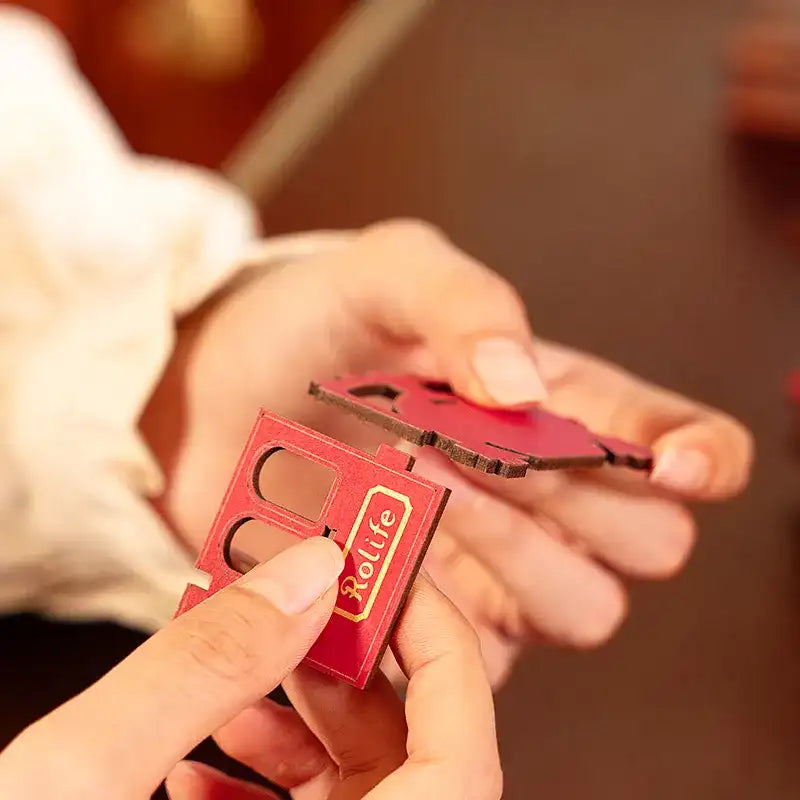 Assemblage de pièces de puzzle en bois rouge.