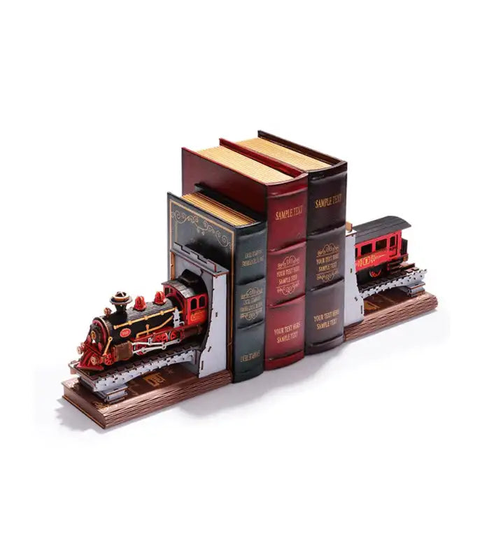 Ensemble de serre-livres décoratifs représentant un train sortant d’un tunnel, avec plusieurs faux livres formant les parois du tunnel et un wagon de train à l’autre extrémité.