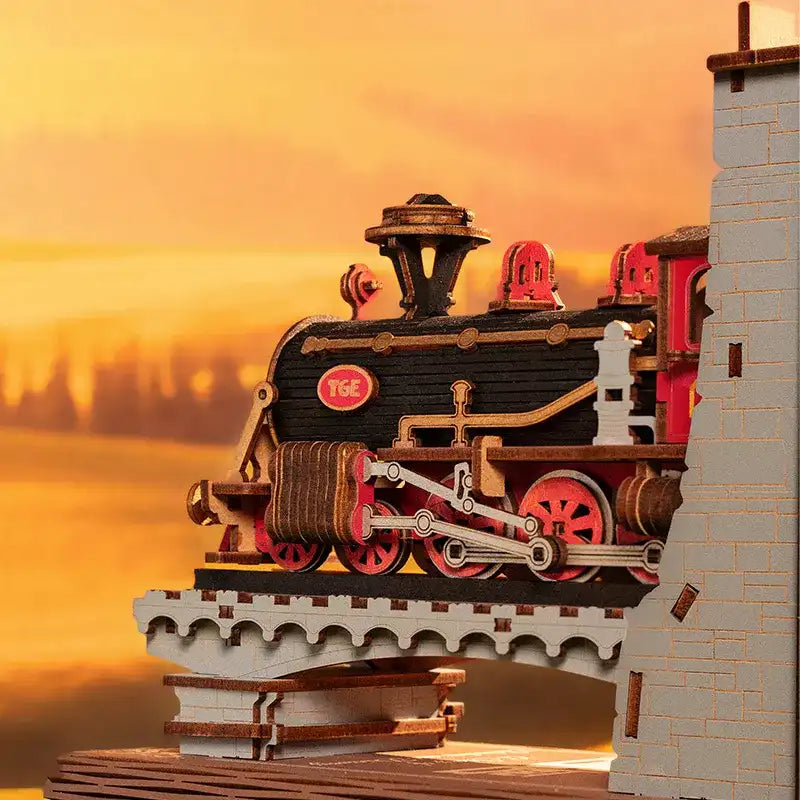 Un modèle en bois méticuleusement réalisé d’une locomotive à vapeur d’époque, avec des détails complexes et une palette de couleurs noires et rouges éclatantes.