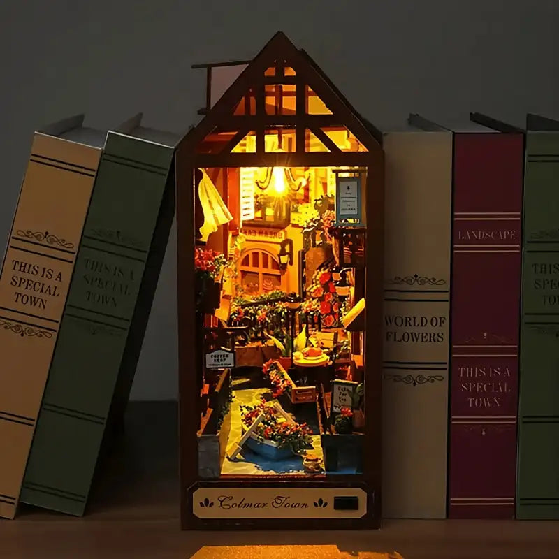 Livre miniature enluminé représentant une charmante scène de rue.