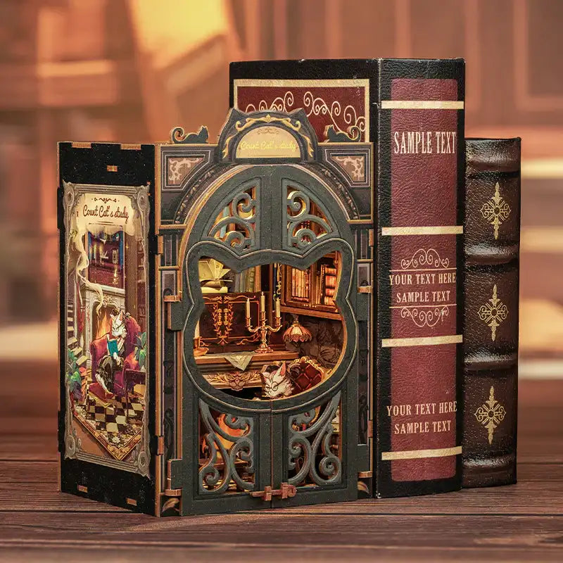 Un diorama miniature en forme de livre avec une porte en forme de chat qui s’ouvre pour révéler une scène d’étude complexe.