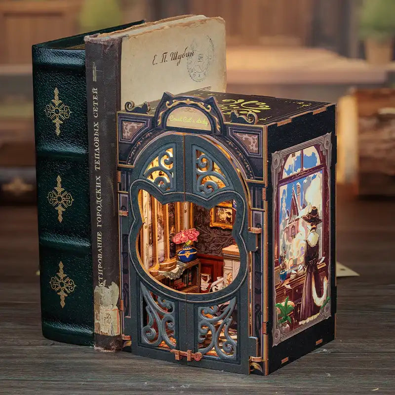 Un livre miniature illuminé avec une façade ornée sur le thème du chat.
