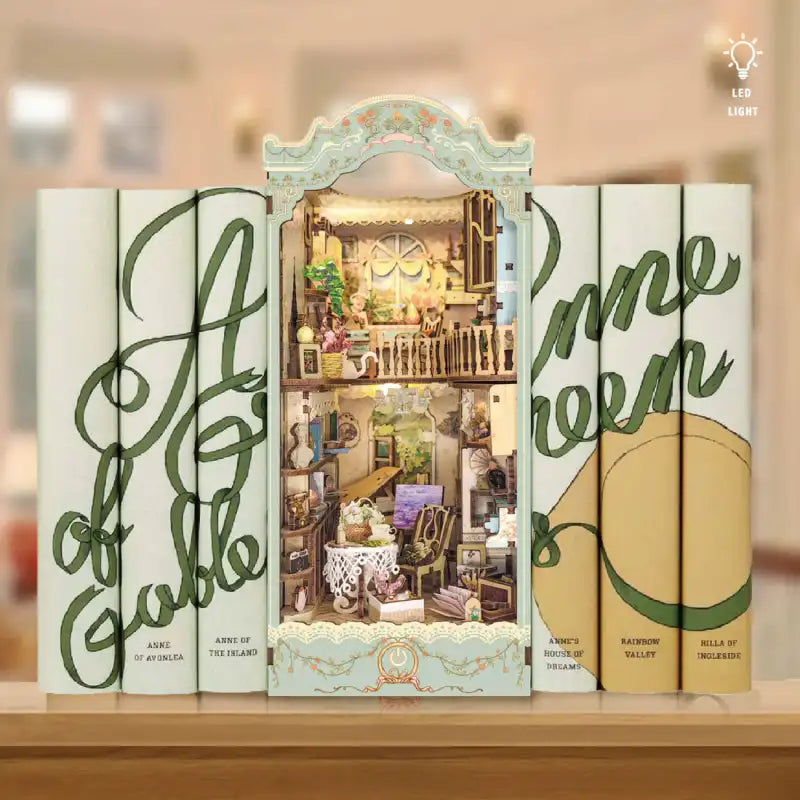 Une maison de poupée miniature complexe à deux étages avec éclairage LED, conçue pour ressembler à un ensemble de livres.