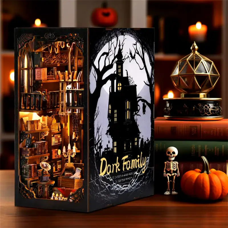 Un coin livre sur le thème d’Halloween avec une bibliothèque illuminée et une maison hantée effrayante.