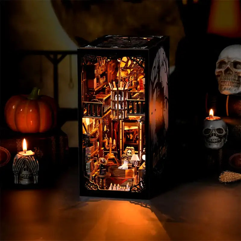 Un diorama éclairé, à plusieurs étages, sur le thème d’Halloween.