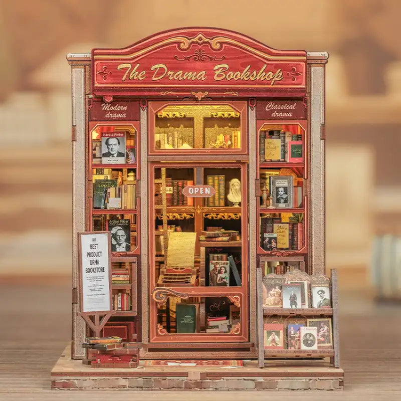 Une librairie miniature de style maison de poupée au design complexe, avec des étagères remplies de livres minuscules et un panneau ’OUVERT’.