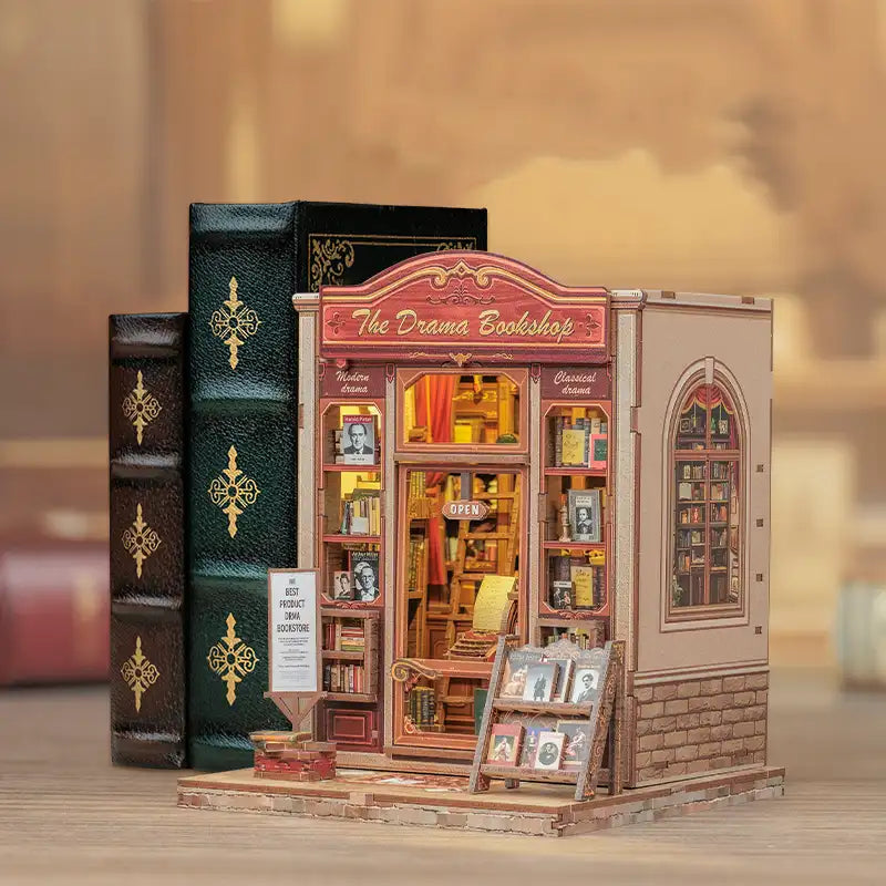 Modèle miniature détaillé en bois d’une librairie, conçu pour être inséré dans une étagère.