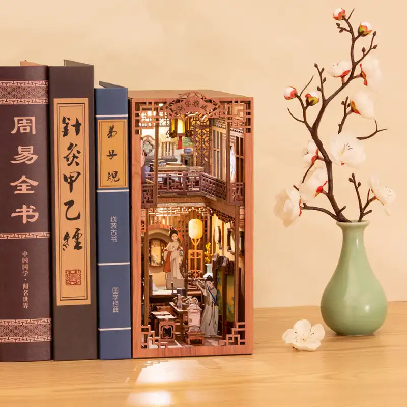 Un coin livre décoratif en bois avec une scène intérieure miniature complexe.