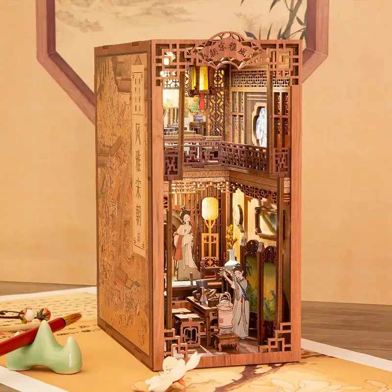 Diorama miniature en bois minutieusement sculpté d’un bâtiment traditionnel chinois.