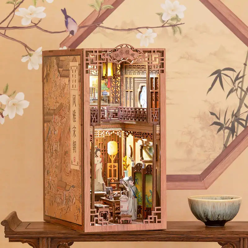 Diorama miniature complexe en bois d’un bâtiment traditionnel chinois.
