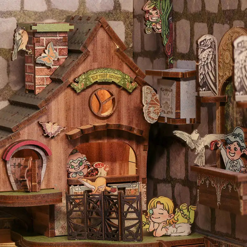 Une maison de poupée miniature en bois, détaillée, complexe et à plusieurs niveaux.