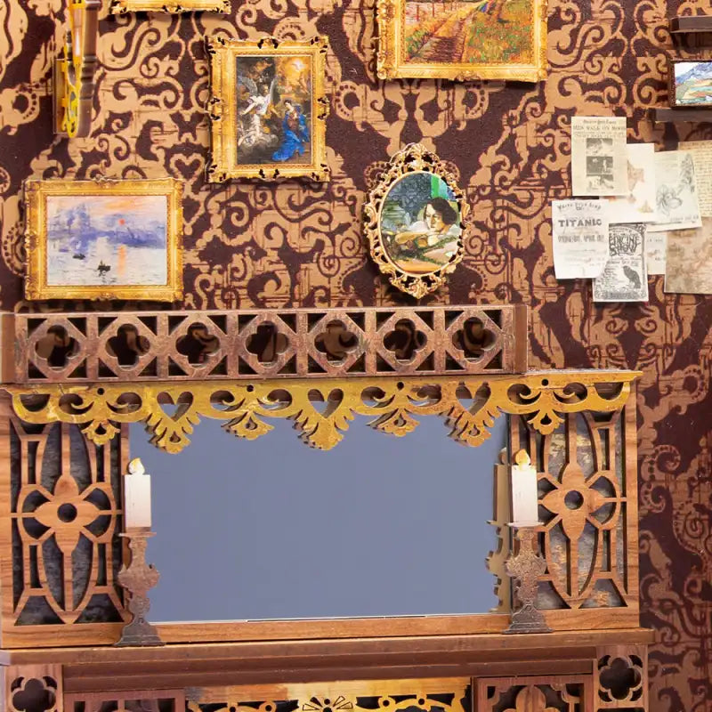 Cheminée en bois sculpté avec miroir central, ornée d’œuvres d’art encadrées et de documents historiques sur le mur au-dessus.