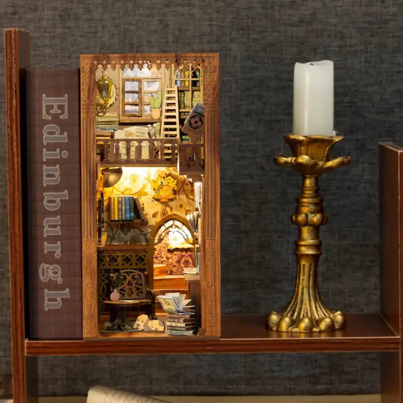 Un diorama miniature très détaillé, conçu pour ressembler à une bibliothèque confortable à plusieurs niveaux, avec un éclairage intérieur chaleureux.