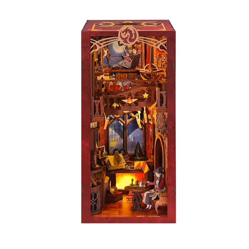 Un diorama en bois méticuleusement détaillé présentant un cabinet de travail de sorcier à plusieurs niveaux.