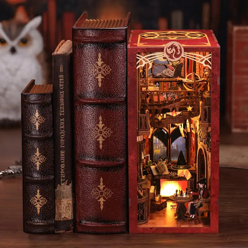 Un livre miniature illuminé avec une scène d’étude magique.