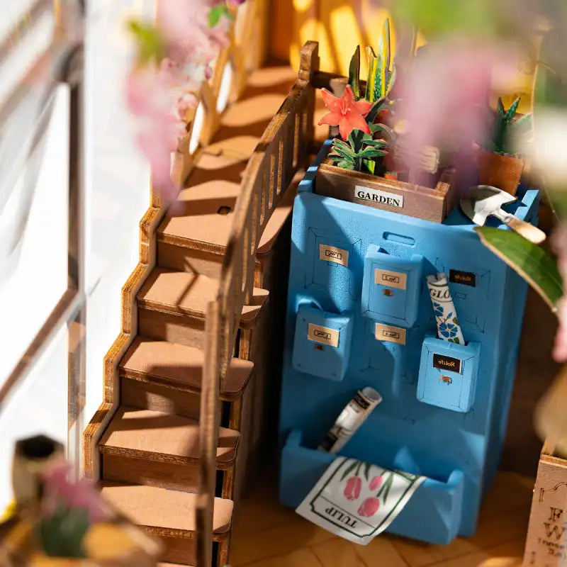 Escalier miniature en bois avec organisateur de jardin bleu
