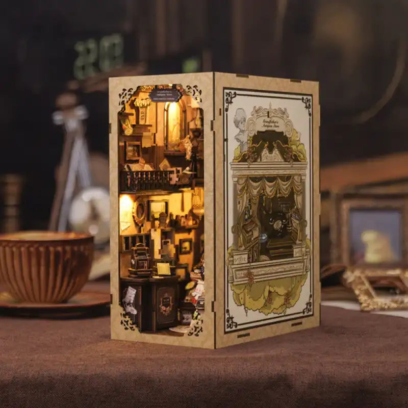 Un livre miniature en bois illuminé avec des détails complexes.
