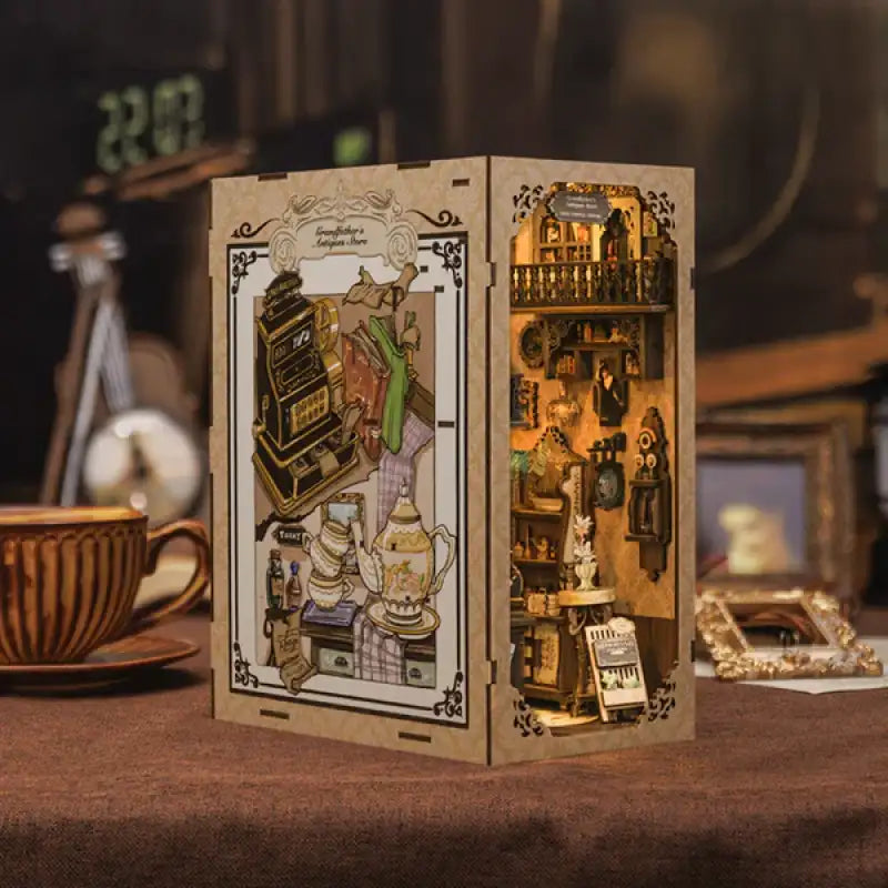 Un diorama de livre en bois illuminé avec des détails intérieurs complexes.