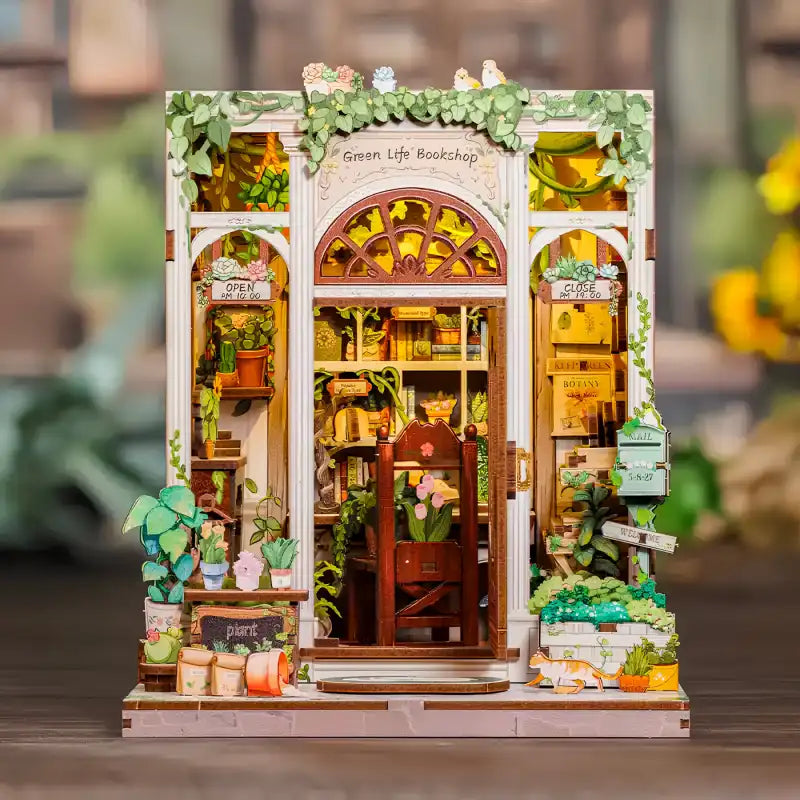 Une librairie miniature de style maison de poupée sur le thème de la nature.