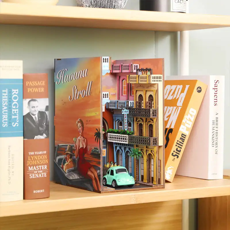 Un coin livre représentant une rue animée de La Havane avec des bâtiments, un palmier et une voiture de collection.
