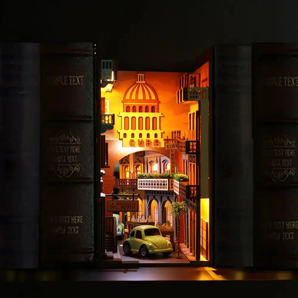 Un coin livre illuminé représentant une scène de rue animée avec une voiture de collection et un bâtiment en forme de dôme.