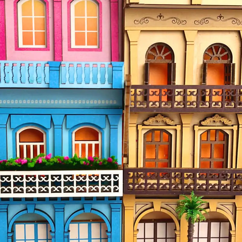 Bâtiments miniatures en bois coloré avec balcons et fenêtres.
