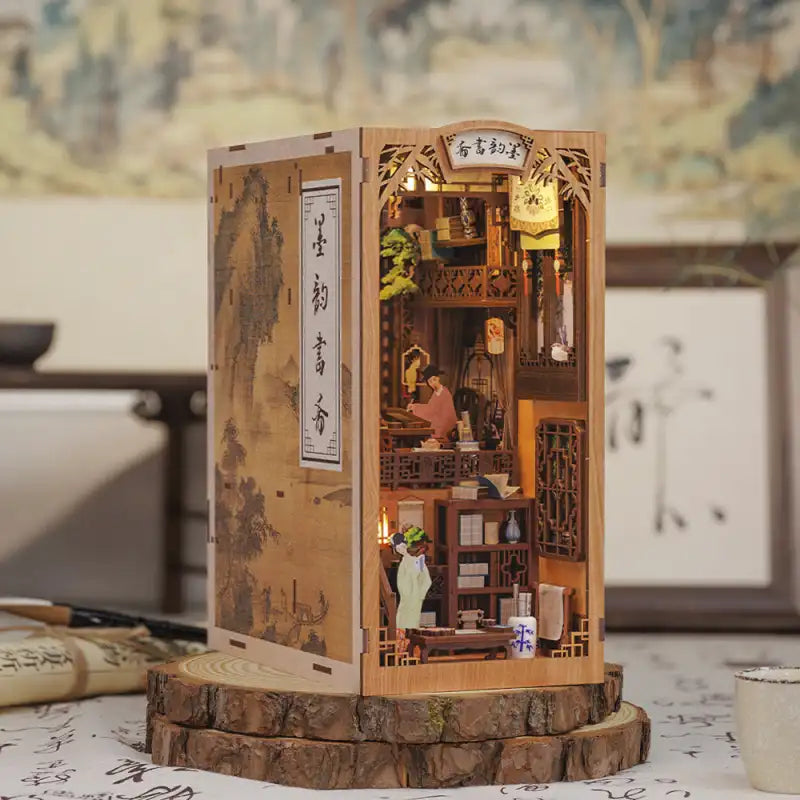 Un insert de bibliothèque en bois avec une scène d’étude chinoise traditionnelle miniature.